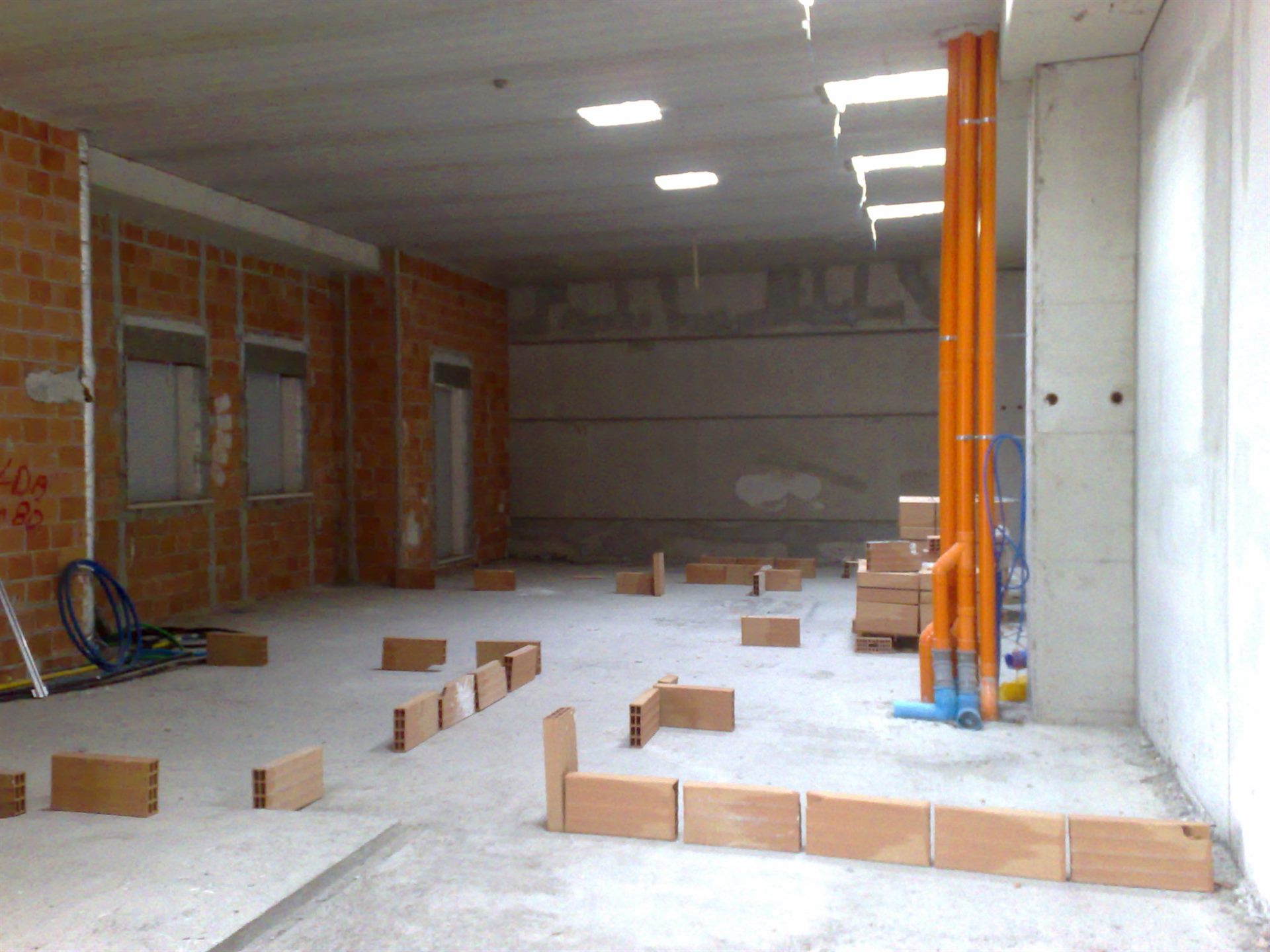Lavori all'interno del capannone